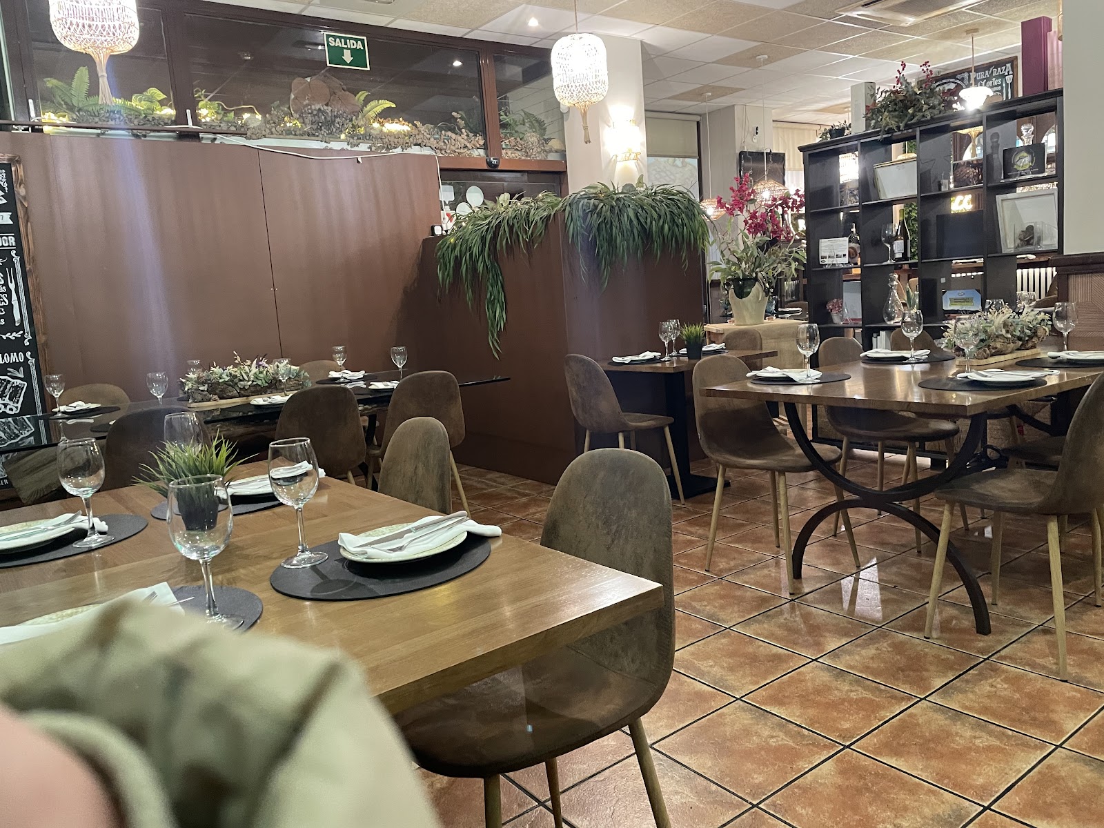 Salón principal con decoración rústica