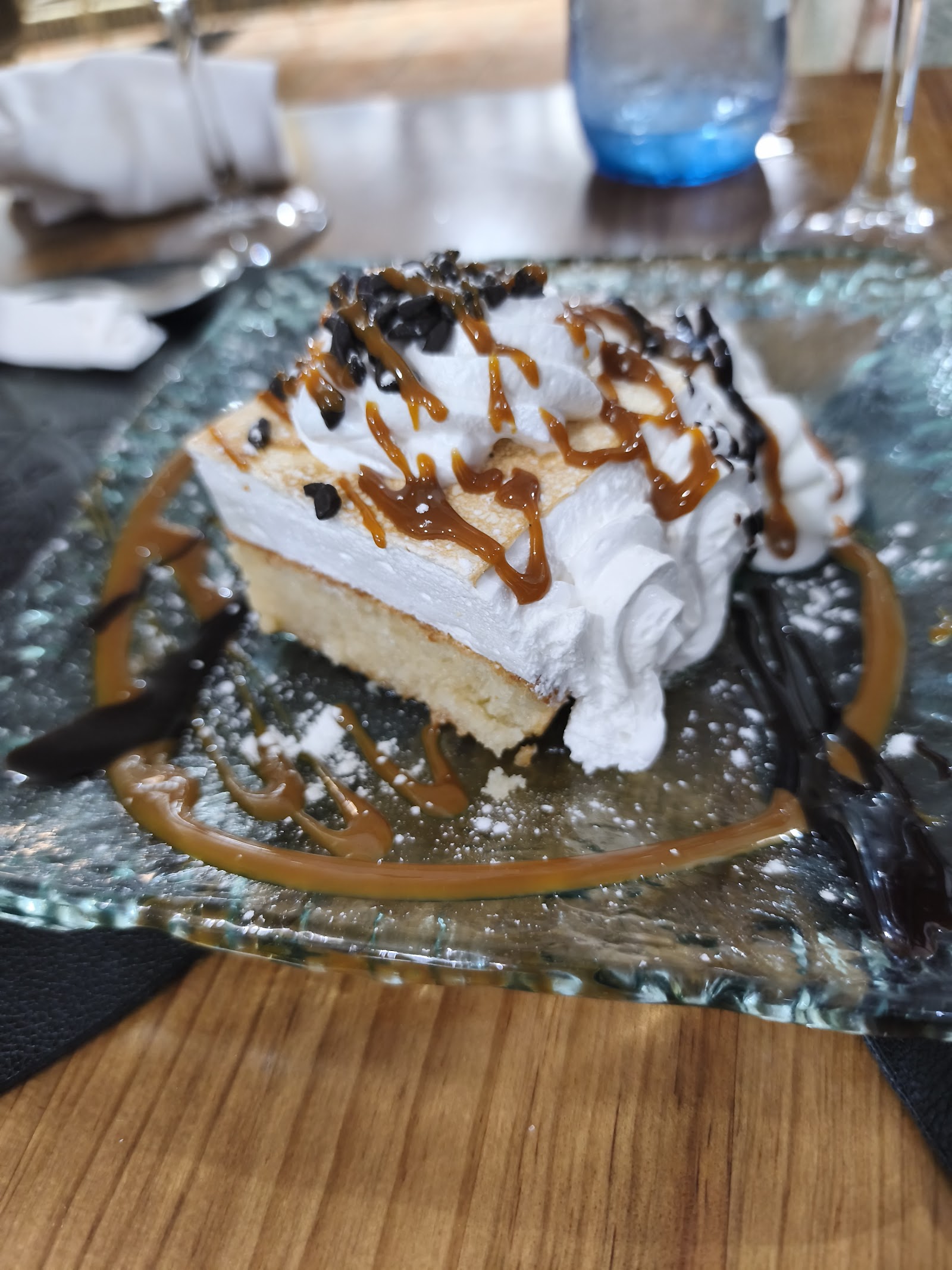 Postre casero con caramelo