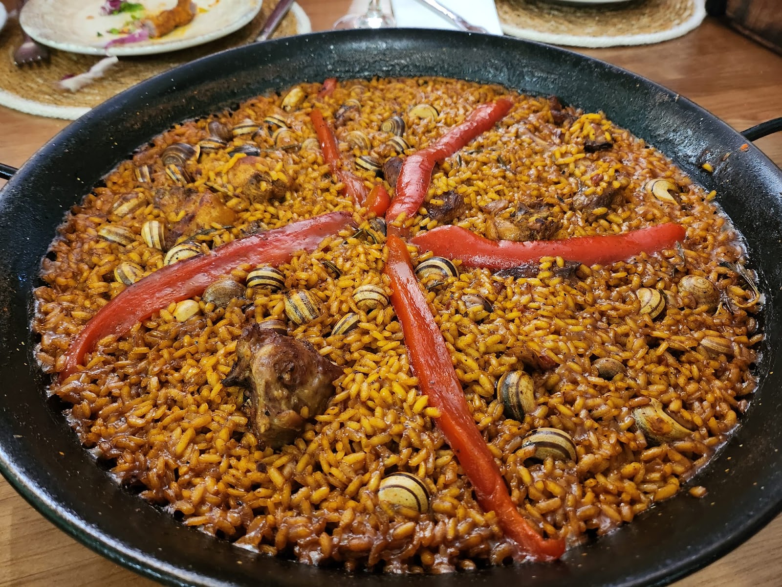 Arroz alicantino al horno con caracoles y pimiento